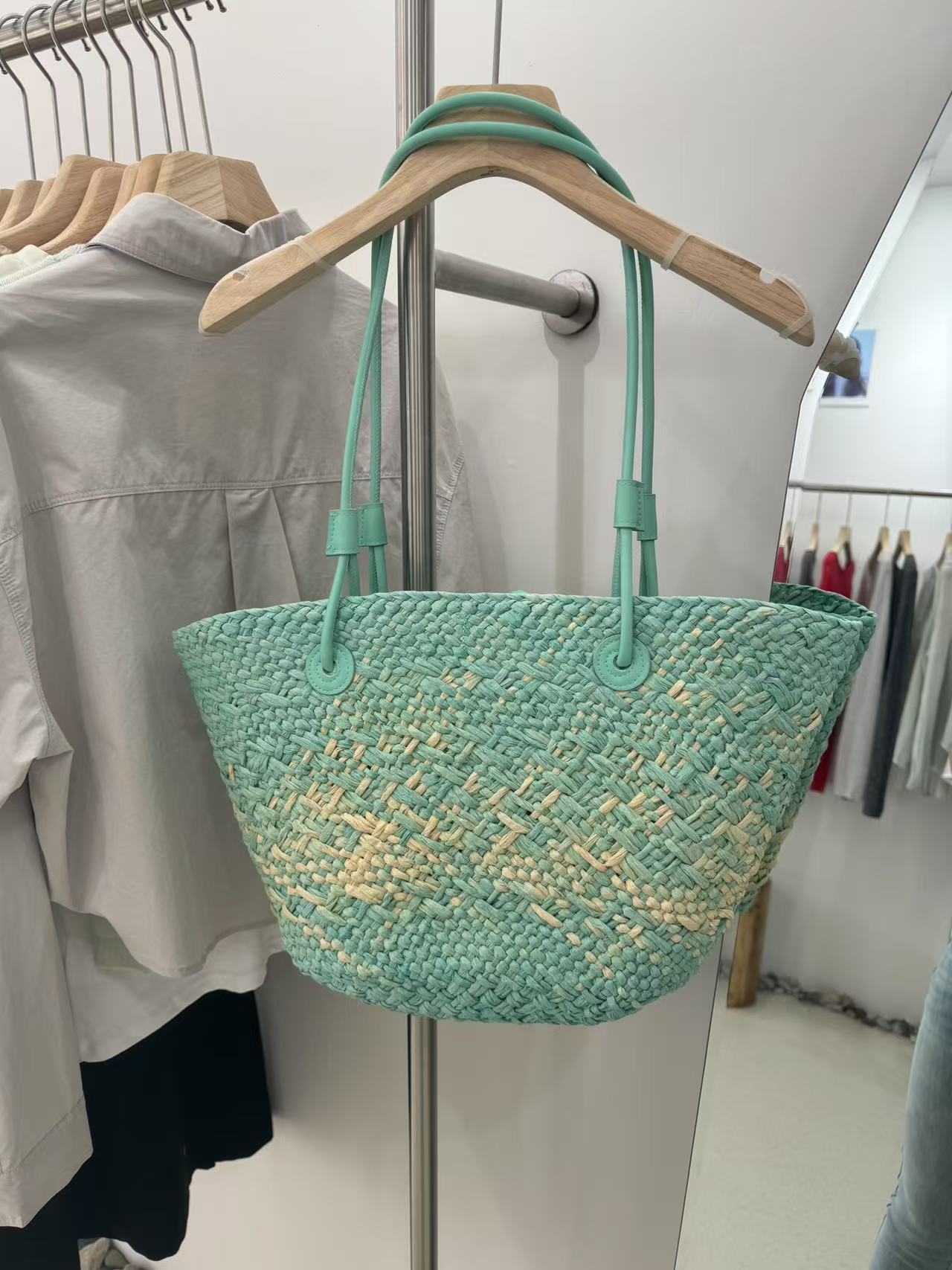 Tragbare Retro-Schultertasche aus Strohgewebe für Damen mit großem Fassungsvermögen